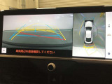 【パノラミックビューモニター(床下透過表示機能付)】クルマを上から見たような画像をディスプレイに表示し、運転席から確認しにくい箇所も確認できます。車両直下及びタイヤ付近のアンダーフロアの確認も可能です