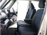 高いホールド性で運転姿勢が安定します。長距離ドライブでも疲れにくいのが魅力です。快適なドライビングライフをお送りください♪