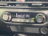 【オートエアコン】一度お好みの温度に設定すれば、車内の温度を検知し風量や温度を自動で調整。暑い&hellip;寒い&hellip;と何度もスイッチ操作をする必要はありません。快適な車内空間には必須の機能ですね♪