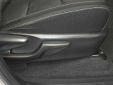 運転席シートの上下の調整も可能