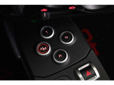 TCTデュアルクラッチのセレクターはレバーではなくボタン式。センターコンソールに「1・A・M・R」が並ぶ独特のレイアウトで、4Cらしい機能主義が最も表れる部分です。