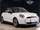 MINIのフロントグリルのデザインはイギリスで生まれた当初から、シルバーのサイドバーが折り重なった伝統的なデザインで御座います。その伝統はBMWのお車になってからでも少しずつ形を変えて守られております