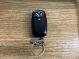 【スマートキー】 スマートキーを携帯していれば、ドアハンドルのボタンを押すだけでロックの解除ができます。