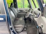 運転席まわりには十分なスペースがあり、大柄な方でもゆったり運転していただける環境です。