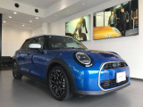 MINIのフロントグリルのデザインはイギリスで生まれた当初から、シルバーのサイドバーが折り重なった伝統的なデザインで御座います。その伝統はBMWのお車になってからでも少しずつ形を変えて守られております