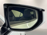 ブラインドスポットモニター(BSM)を装備しています。隣を走る車両が死角に入るとミラー内LEDインジケーターが点灯。さらに、ウィンカーを出すとインジケーターが光って点滅して注意を促してくれます。