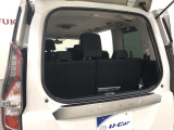 バックドアを開けなくても、荷物を入れられます。