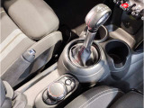 ミニ独特のゴーカートフィーリングと呼ばれる軽快なハンドリングはAT車、MT車のどちらでも楽しめます。