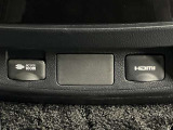 後席足元の100V電源とHDMI端子。100V電源はスマホやゲーム機の充電などにお使いいただけます。