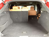 後席は3分割で倒せるので、人を乗せながら長い荷物も積めます。また、荷室側のレバーで後席のロックを解除できるため、大きな荷物を載せる際も簡単にシートアレンジができます