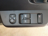 電動格納ミラーあり。駐車の時に便利です。パワーウインドウも付いてます。