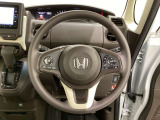 ハンドルにHondaセンシング系のクルーズコントロールやレーンキープアシストなどのスイッチと、オーディオの操作スイッチが装備されています。ハンドルから手を離さず安全に操作できます。