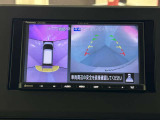 上からの視点で狭い駐車場への駐車に役立つ、アラウンドビューモニター対応メモリーナビ装備。