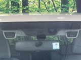 【アイサイトVer2】前方の車両等を検知し、衝突しそうな時は警報で注意を促し、ブレーキを踏む力をサポート。ブレーキを踏めなかった場合は衝突被害軽減ブレーキが作動、衝突回避をサポートします。