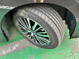 タイヤサイズは225/55R18です! 純正ホイールとセットなので引き締まったデザインになっております!