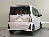 バックカメラが付いているので後方確認が非常にしやすいです。今や運転初心者も熟練者も必須装備!ついていて損はないですね♪