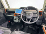 運転席まわりです。 各操作スイッチは使いやすい位置に配置されてます。