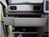 助手席前にはグローブボックスも含めた収納をたくさん用意しています!
