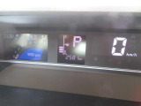 マルチインフォメーションディスプレイが高い位置にあり、横長なので運転中見やすい。