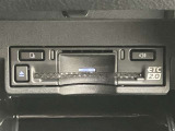 高速道路で便利な【ETC2.0】を装備しています。光ビーコン搭載で渋滞情報などナビゲーションと連動することで機能も充実いたします。他、観光施設に立ち寄るための高速料金割引サービス等もございます。