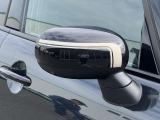 MINIの電動格納サイドミラーは、スイッチ操作でスムーズに開閉でき、狭い駐車場でも安心して扱えます。車体との一体感あるデザインで、利便性とスタイリングを両立した装備です。
