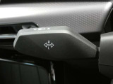 BMW SOSコール:エアバックが展開するような事故が発生した時に、車両に搭載されている通信端末から自動的にBMW SOSコールセンターにSOSコールが発信されます。