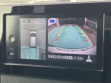 アラウンドモニター、上空から見下ろしているかのような映像をディスプレイに映し出し、スムースな駐車をサポートします。さらに、人や自転車など周囲に動くものがいる場合には、表示とブザーで注意を促します。