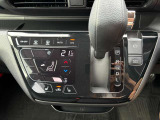 オートエアコンでパネルタッチするだけで操作が可能です(^^)☆AUTOにすれば簡単に車内の空調を快適に調整してくれます♪嬉しいシートヒーター付き(^^)