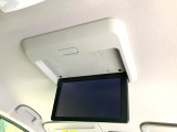 【フリップダウンモニター】大画面モニターで後席でもエンタメをお楽しみいただけます。小さなお子様にも大人気の装備です♪
