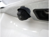 バックカメラが付いているので後方確認が非常にしやすいです。今や運転初心者も熟練者も必須装備!ついていて損はないですね♪