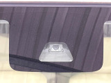 【スマートアシスト】走行中に前方の車両等を認識し、衝突しそうな時は警報とブレーキで衝突回避と被害軽減をアシスト。より安全にドライブをお楽しみいただけます。