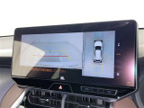 バックモニター付なので後退時に後方が見えるので安心。 車は構造上、死角がたくさんなので万が一を考えると必須ですね。 あくまで補助の為の装備、バックは目視で確認する事が重要ですよ。
