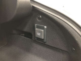 アクセサリーコンセント(AC100V・1500W)です。ラゲージルーム右側に1個設置されています。非常時給電システム付きです。機能の詳細は展示店舗までお尋ねください。