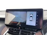 パノラミックビューモニターを装備。駐車場や交差点でクルマを真上から見るように周囲を確認できます。機能の詳細は販売店スタッフまでおたずねください。