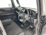 【運転席】座り心地が良いシートなので長時間の運転でも快適にお過ごしいただけます。新品のフロアマットのご注文も可能です。掲載箇所以外にご希望の写真がございましたらお気軽にお問い合わせ下さい。