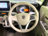 インテリアに合わせたデザインのステアリングは、運転される方のことも考え、運転しやすい形状、大きさです。是非一度、実際に触ってお確かめください。