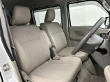 フロントシートはゆったりとしていて開放感があるベンチシートです。車内の移動も楽々です!狭い場所や駐車場で片側をギリギリに停めた際には便利ですよ!