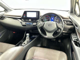運転席まわりです。 各操作スイッチは使いやすい位置に配置されてます。