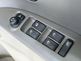 【電動格納ミラー】サイドミラーは電動格納式となっており、狭い駐車場でもキズがつくリスクを抑えられます。