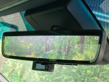 【デジタルインナーミラー】後席の大きな荷物や同乗者で後方が確認しづらい時でも安心!カメラが撮影した車両後方の映像をルームミラー内に表示。クリアな視界で状況の確認が可能です!