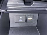 充電用USB端子付き。スマートフォンなどの充電に便利です。