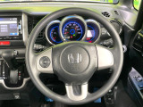 インテリアに合わせたデザインのステアリングは、運転される方のことも考え、運転しやすい形状、大きさです。是非一度、実際に触ってお確かめください。