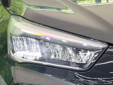 【LEDヘッドライト】悪天候や夜間走行時も良好な視界を確保し安心して運転できる高輝度LEDヘッドライトを装備!点灯速度が早く、消費電力も抑えられています。