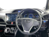 運転席まわりです。 各操作スイッチは使いやすい位置に配置されてます。