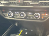 【オートエアコン】一度お好みの温度に設定すれば、車内の温度を検知し風量や温度を自動で調整。暑い&hellip;寒い&hellip;と何度もスイッチ操作をする必要はありません。快適な車内空間には必須の機能ですね♪