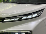 【LEDヘッドライト】悪天候や夜間走行時も良好な視界を確保し安心して運転できる高輝度LEDヘッドライトを装備!点灯速度が早く、消費電力も抑えられています。