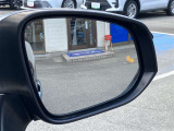 隣車線を走る車両をレーダーで検知し、ドアミラーでは確認しにくい後側方エリアに存在する車両に加え、急接近してくる車両も検知します。車両を検知するとドアミラーに搭載されたLEDインジケーターが点灯します。