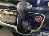 CVT車のセレクトレバーです。低速から高速まで、変速ショックのないスムーズな走りを実現するとともに、エンジン効率のよい領域を維持することで燃費にも貢献します。