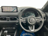 人間工学を駆使して設計された運転席は、ハンドルから手が届きやすい位置にスイッチ類が配置され、ロングドライブなども快適に楽しめます。