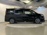 両側パワースライドドア付きだから、狭い駐車スペースなどでの 乗り降りラクラク!小さなお子さまのいるご家庭には嬉しい装備。